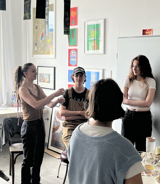 Vor Ort in den AHOI studios: Lilith Schumann beschreibt ihr künstlerisches Vorgehen