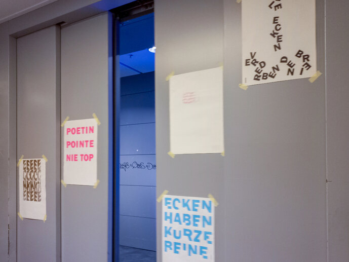 Foto des Lastenaufzugs an der HfG Karlsruhe von außen im Rahmen der KLAK Lift Lesung zu den Literaturtagen 2024