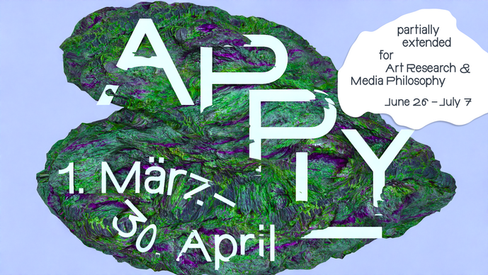 Key Visual APPLY Phase 2025 - mit Störer zum Hinweis der Verlängerungsphase für eine Bewerbung zum Studiengang Kunstwissenschaften und Medienphilosophie. Bewerbung ist nochmals möglich vom 23.6.25 bis 7.7.25