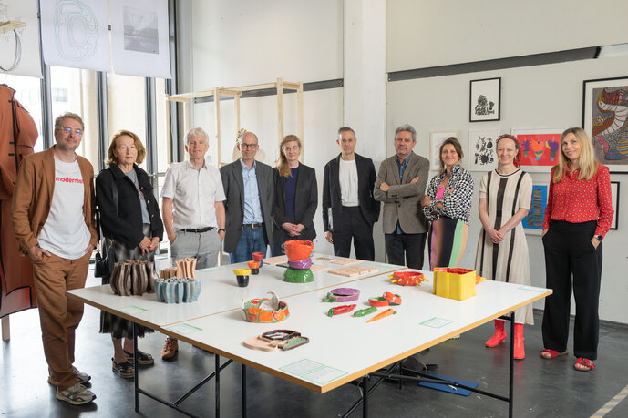 Gruppenfoto Jury und Rektorat/HfG Rundgang 2025: v.l.n.r.: Dr. Sebastian Baden, Dr. Marlene Angermeyer-Deubner, Dr. Henning Rickmann, Thomas Fröhlich, Dr. Margit Rosen, Prof. Sami Khatib, Prof. Simon Sheikh, Prof. Charlotte Eifler, Prof. Dr. Inge Hinterwaldner, Dr. Stefanie Patruno