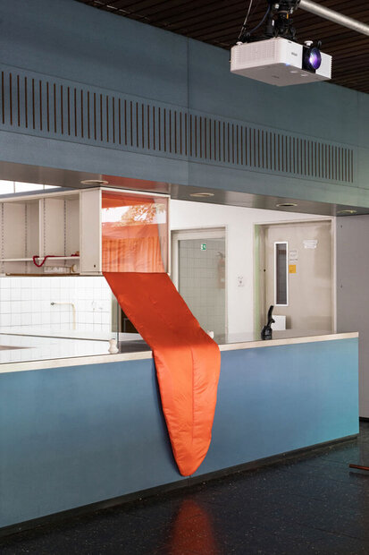 «ohne Titel», Tatjana Stürmer, 2020, Installationsansicht ZKM Pavillon, Textil: Corinne Riepert