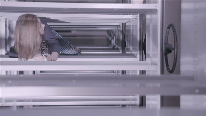 «Rire et lécher», Filmstill, Tatjana Stürmer, 2020, Kamera: Lukas Rehm, Performerin: Lena Reitschuster, Sound: Manuel Sekou