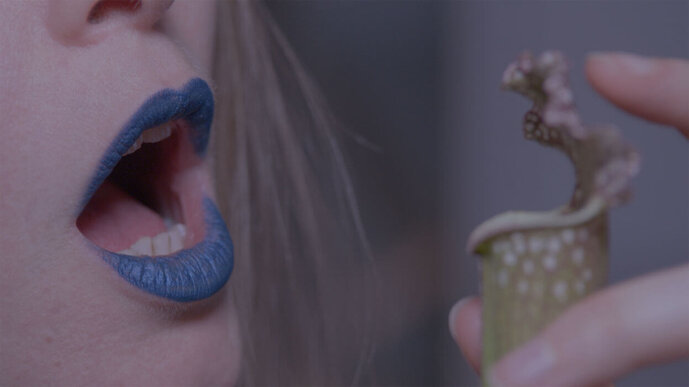 «Rire et lécher», Filmstill, Tatjana Stürmer, 2020, Kamera: Lukas Rehm, Performerin: Lena Reitschuster, Sound: Manuel Sekou