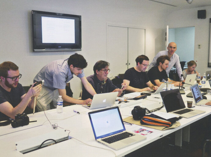 HfG-Studierende mit Bruno Latour im Medialab der Science Po in Paris