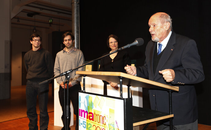 Preisverleihung Giga-Hertz-Preis 2010 und Walter-Fink-Preis des ZKM Laudatio Walter-Fink-Preis: Christine Fischer (Gewinner des Fink-Preises Pipo Tafel und Daniel Berwanger gemeinsam mit Walter Fink)