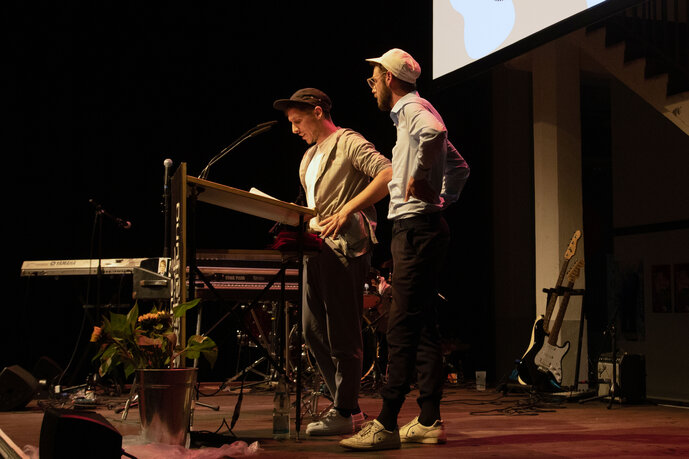 Prof. Michael Kryenbühl und Prof. Ivan Weiss (Johnson / Kingston) hielten die Laudatio auf Nina Overkott