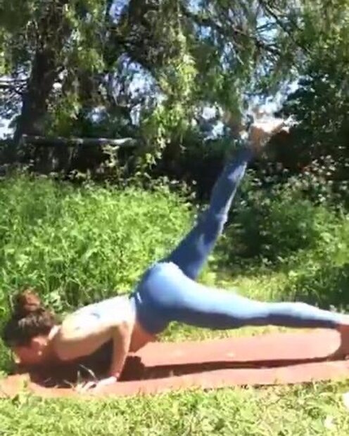 YOGA-ing with media art alumna Nina Adelajda Olczak a.k.a Artist Coach