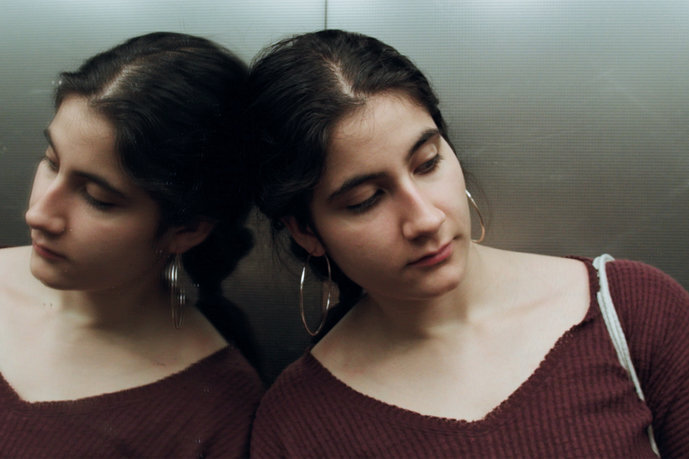 Hevin im Fahrstuhl Spiegelung