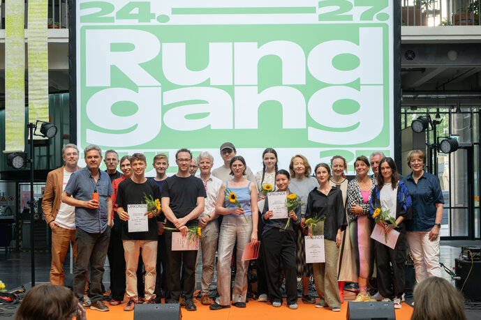 Gruppenfoto Preisträger:innen + Jurymitglieder Rundgang 2025