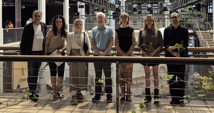 v.r.n.l.: Mischa Kuball (Jury), Alejandra Miranda Janus, Anna Manankina, Henning Rickmann (Fördergesellschaft/Jury),  Laura Waterstradt, Mia Ferrari, Christian Platz.  - nicht auf dem Foto abgebildet, da nicht mehr vor Ort: Lena Breitmoser