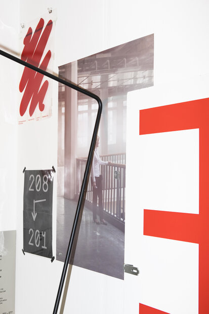 ZKM-Mitarbeiterin blickt in Lichthof 9 auf die künstliche Wolke von Tetsuo Kondo.