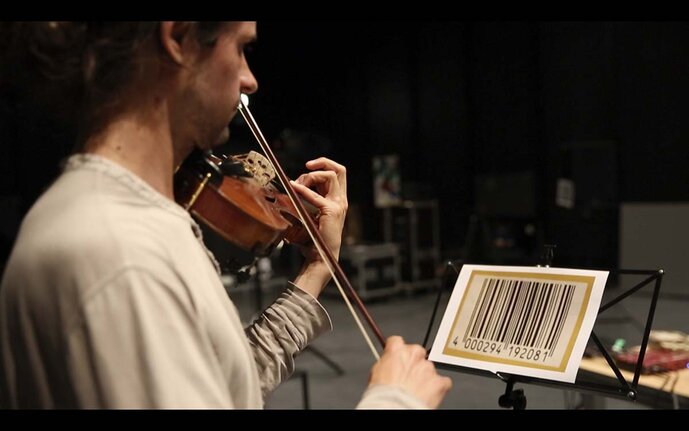 „Ammunition Project: A composition on invisible hands, 1# M8x57IS“ von Natalia Schmidt