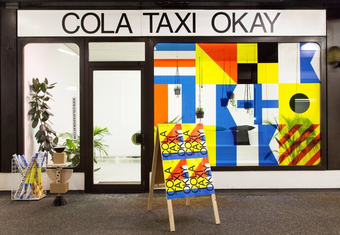 „COLA TAXI OKAY“ von Larissa Mantel