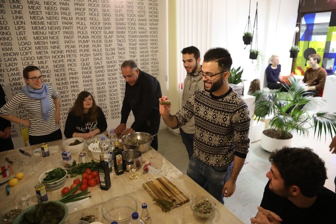 „COLA TAXI OKAY“ von Larissa Mantel