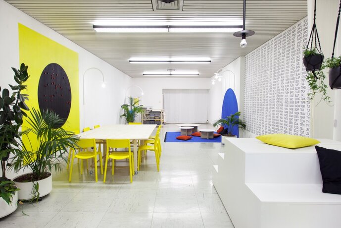 „COLA TAXI OKAY“ von Larissa Mantel