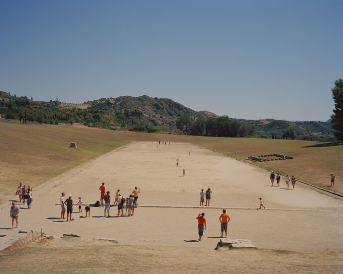Bei wolkenlosem blauem Himmel erhitzt sich der sandige Boden des Stadions besonders stark