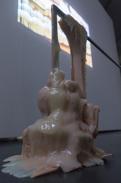 Videoprojektion und Skulptur