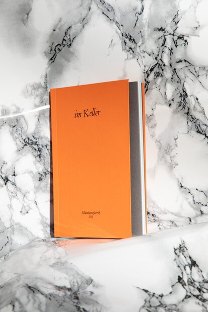 Die Umschlagklappen werden dem Anspruch an ein situativ zu schmökerndes Lesebuch gerecht