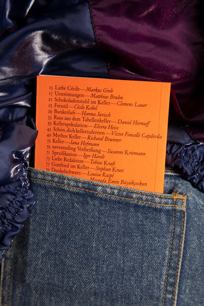 Handlich im Format. „im Keller“ passt in die meisten Jacken- und Hosentaschen