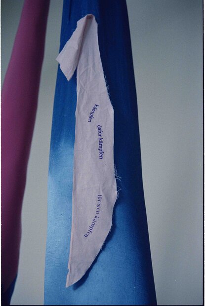 Siebdruck auf Stoff mit Teilen aus Gesprächen mit FreundInnen