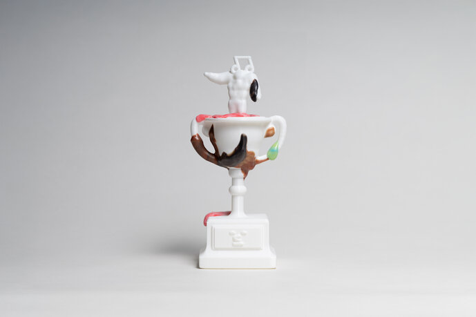 Eine Trophäe, die ein Gefüge aus wirtschaftlichen Barrieren, kulturellen Hierarchien und neoliberalen Werten bezeichnet, wird nicht zum Symbol von Leistung, sondern von Ausgrenzung