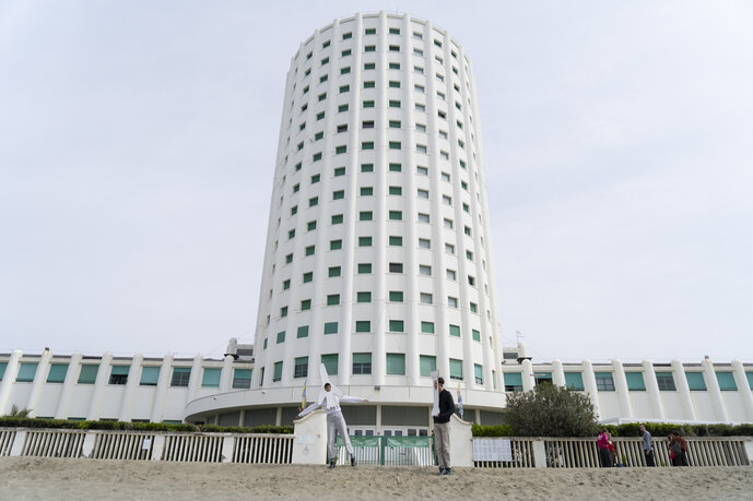 Performer*innen vor dem Torre Fiat