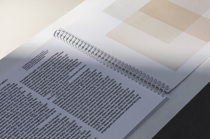 Close up einer Doppelseite mit Farbtafel der gedruckten Steinbruchpigmente