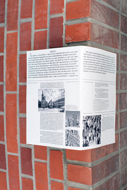 Magazin auf Ziegelbelag