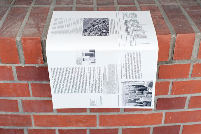 Magazin auf Ziegelbelag