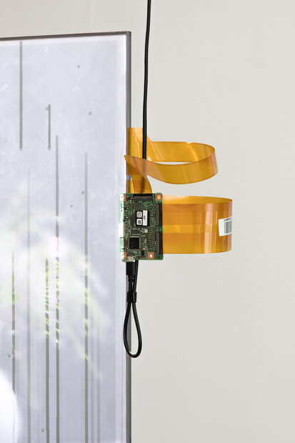 Virtual Reality ermöglicht es uns den digitalen Raum zu betreten. Wir erhalten eine zusätzliche Perspektive auf die uns umgebende Szenerie, ein weiterer Layer, der sich über alles legt. Physikalische Gesetzmäßigkeiten werden aufgehoben und geben uns die Möglichkeit, Inszenierung und Präsentation völlig neu zu definieren. Die gläserne Barriere beginnt sich in ihre Bestandteile aufzulösen – in Sand, das Korn, in Pixel. Die Vase zeigt eine räumliche und zeitliche Entgrenzung, die im Analogen so nicht sichtbar war. Sie findet sich in einer Varianz aus Form und Textur wieder.