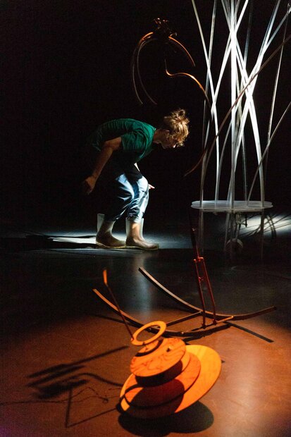 Performer (Maximilian Zschiesche) und Maschinendinge (Dirigentenkreisel, Staksende Wippe, Wabbelndes Seegras)