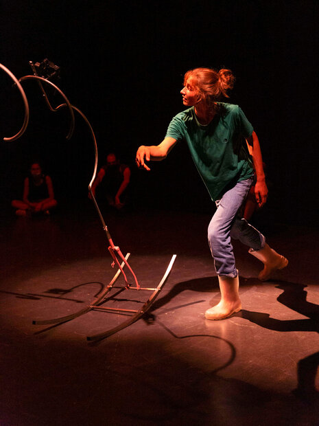 Tanz zwischen Performer (Maximilian Zschiesche) und Maschinending (Staksende Wippe)