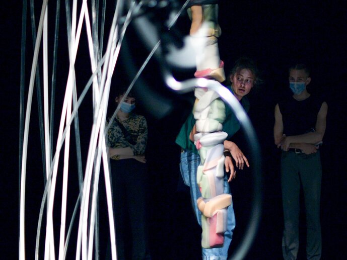 Performer (Maximilian Zschiesche), Schaumstoff-Soundelement und Maschinendinge (Wabbelndes Seegras und Staksende Wippe)