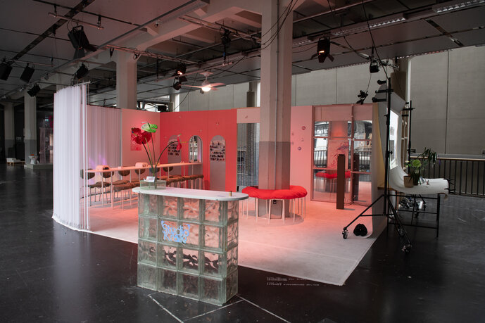 „Studio Kralle“ – Rauminstallation in Gestalt eines fiktiven Filmsets