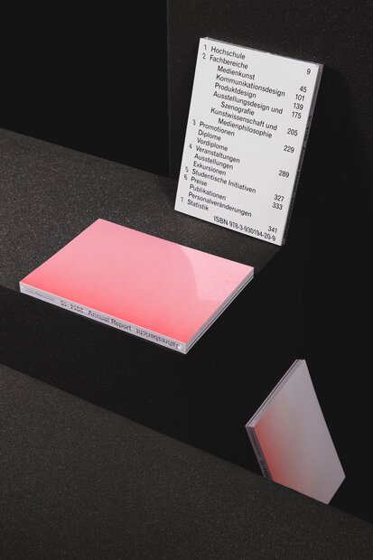 Jahresbericht der HfG Karlsruhe 2014–15, gestaltet von Anna Cairns, Sascia Reibel und Lino Santo, ausgezeichnet vom Art Director’s Club Deutschland