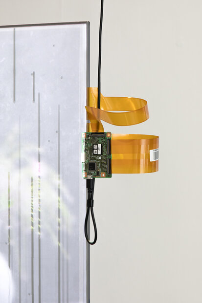 Virtual Reality ermöglicht es uns den digitalen Raum zu betreten. Wir erhalten eine zusätzliche Perspektive auf die uns umgebende Szenerie, ein weiterer Layer, der sich über alles legt. Physikalische Gesetzmäßigkeiten werden aufgehoben und geben uns die Möglichkeit, Inszenierung und Präsentation völlig neu zu definieren. Die gläserne Barriere beginnt sich in ihre Bestandteile aufzulösen – in Sand, das Korn, in Pixel. Die Vase zeigt eine räumliche und zeitliche Entgrenzung, die im Analogen so nicht sichtbar war. Sie findet sich in einer Varianz aus Form und Textur wieder.