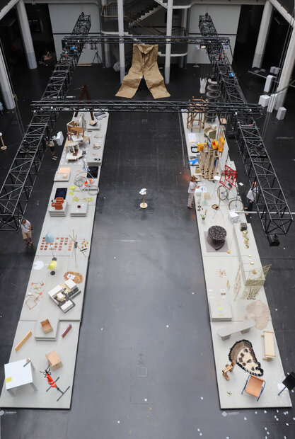 Produktdesign-Ausstellung während des Rundgangs 2019 im Erdgeschoß der HfG mit Betonfertigteilen